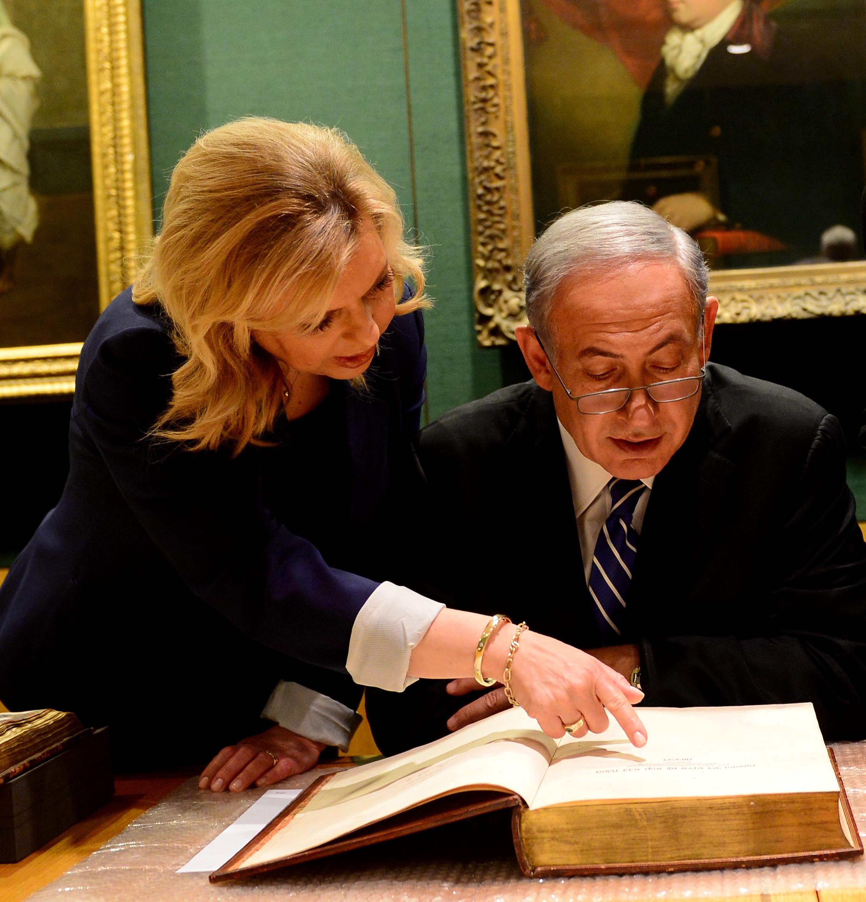 PM Netanyahu with his wife Sara at the National Library in London, they were shown the original Balfour Declaration (dated 2 November 1917) (Photo bi Avi Ohayon/GPO) 