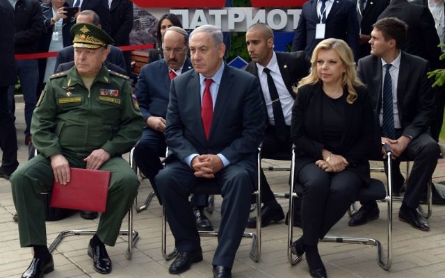 Netanyahu with wife Sara and the commander of Russia's ground forces, Colonel General Oleg Salyukov