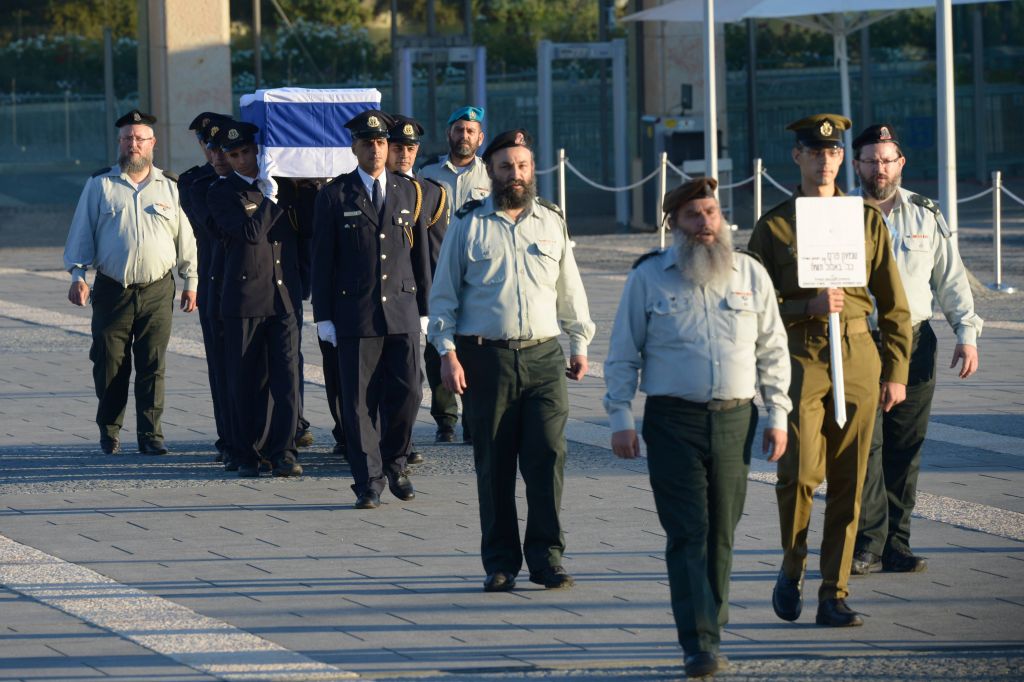 An IDF detail escorts Peres' coffin on its journey to the Knesset