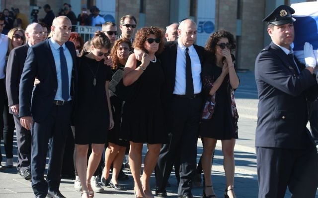 Shimon Peres' family arrive at the funeral on Mount Herzl.