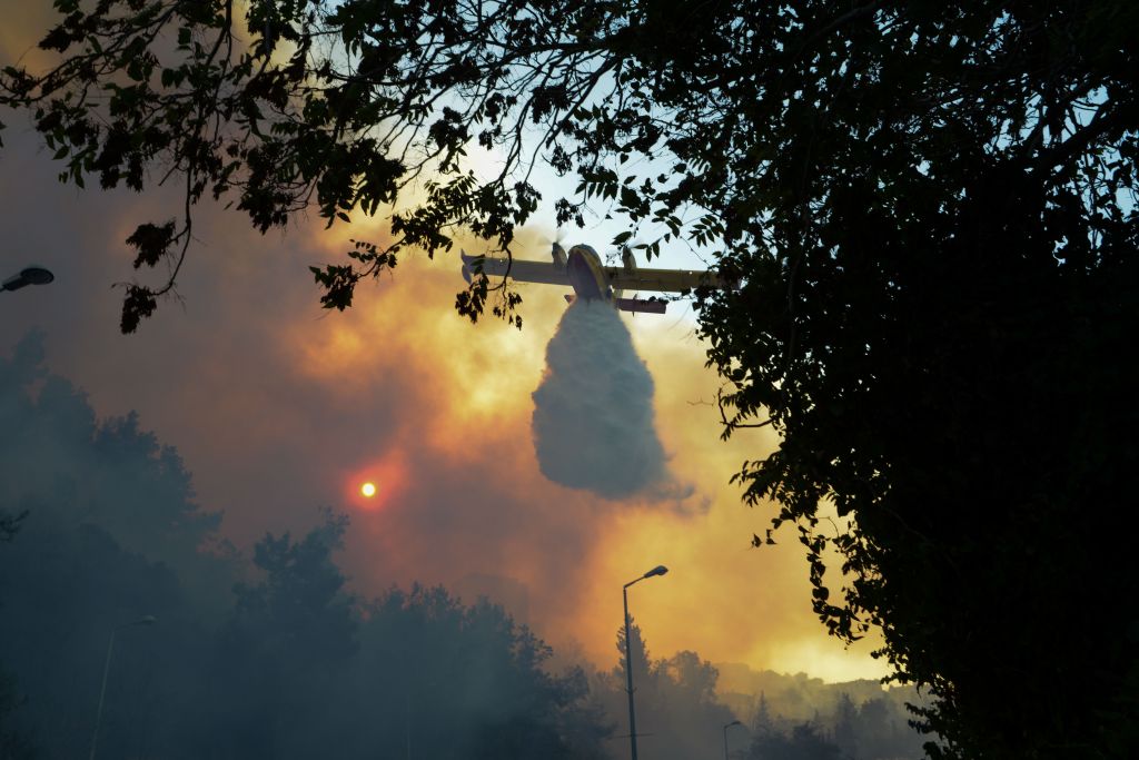 An Israeli firefighter helps extinguish a fire in the northern Israeli port city of Haifa on November 24, 2016. Hundreds of Israelis fled their homes on the outskirts of the country's third city Haifa with others trapped inside as firefighters struggled to control raging bushfires, officials said. Phtoo by: Moran Mayan - JINIPIX 