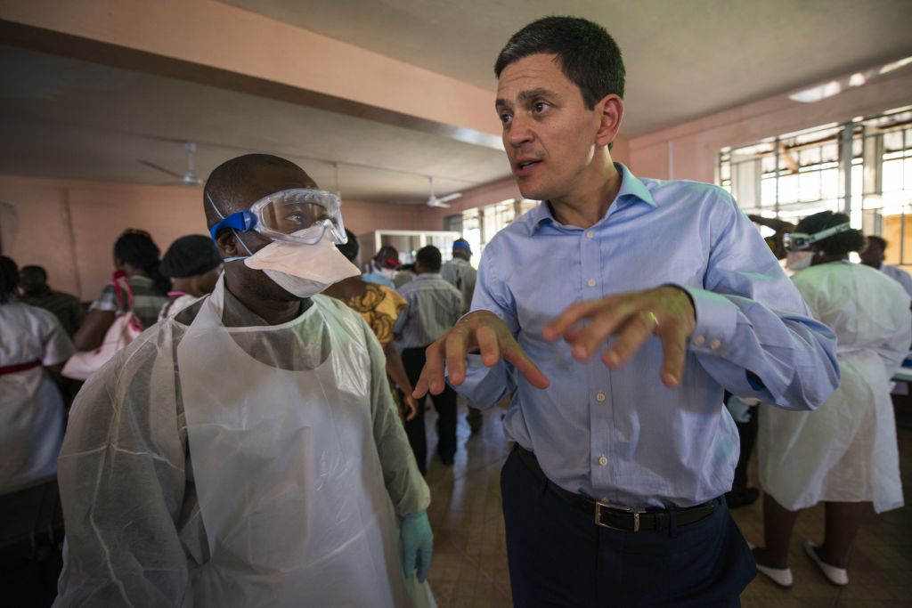 David Miliband visits an Ebola training course for health staff. The training is carried out by Concern, one of the IRC's partners in Sierra Leone. (Credit IRC/Peter Biro)