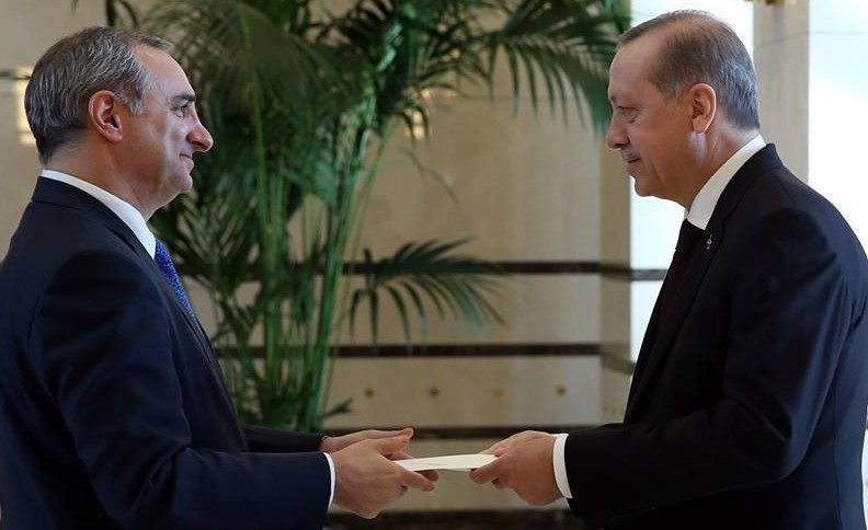 New Turkish envoy Eitan Na'eh (left) presenting his credentials to Turkish leader Recep Tayyip Erdoğan (right)
