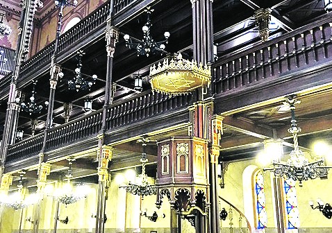 Two-tiered ladies' gallery Dohany Shul