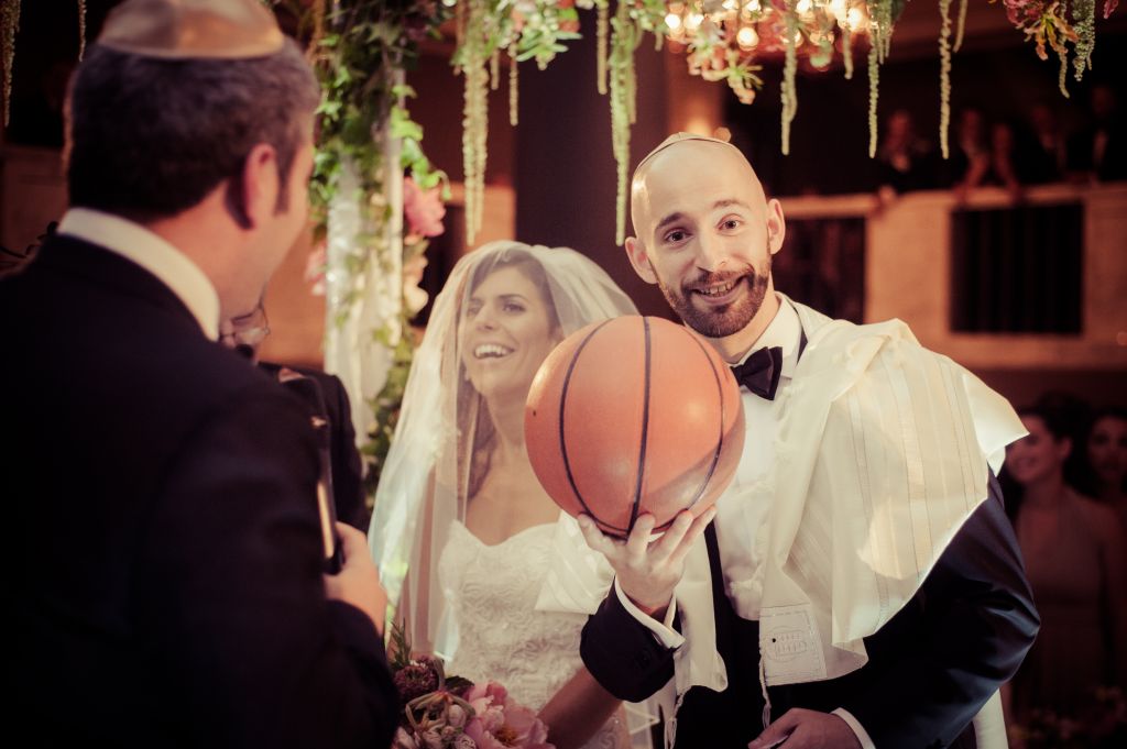 Rabbi Moshe Mayerfield officiating George's basketball-themed wedding. Credit: Blake Ezra photography 