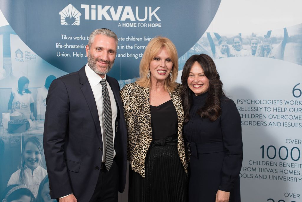 Joanna Lumley (centre) with guests at the Tikvah dinner 