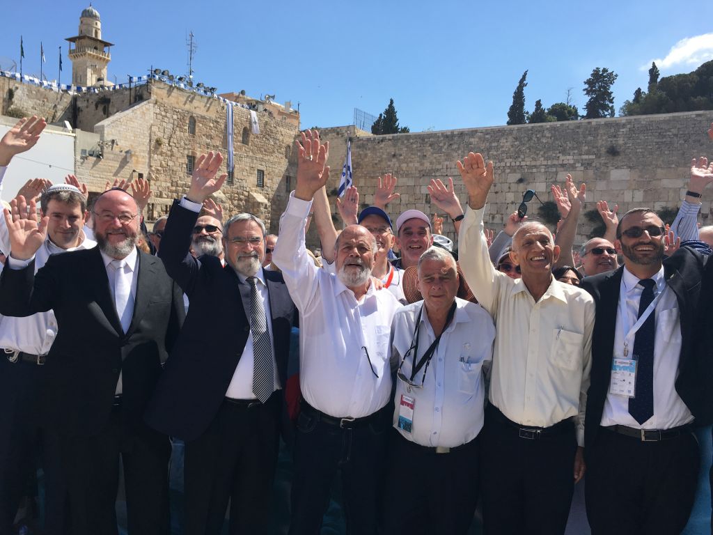 L-R: CEO Mizrachi UK Rabbi Andrew Shaw, Chief Rabbi Ephraim Mirvis and his predescessor Lord Sacks, alongside ex-paratroopers Zion Karasenti, Yitzhak Yifat, and Haim Oshri.
