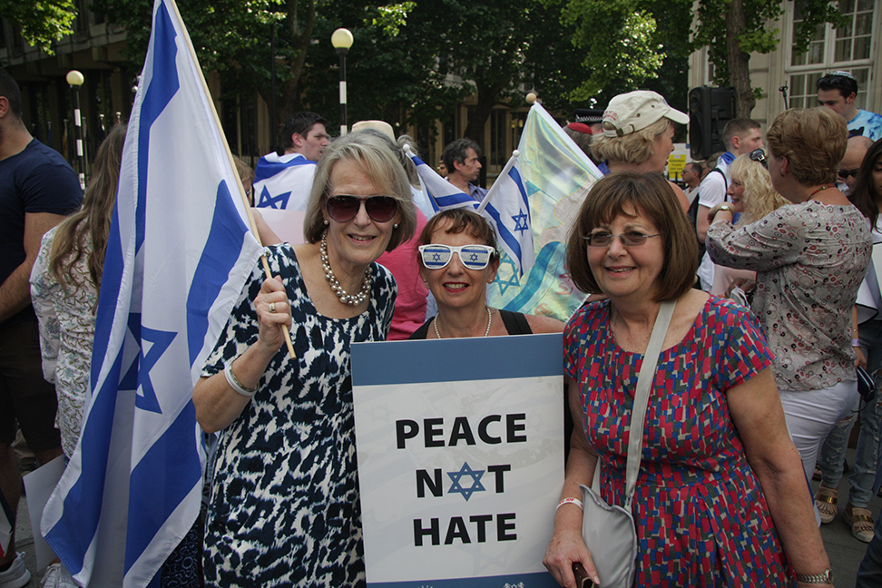 A counter-demonstration by Israel supporters
