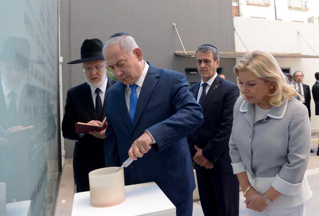 Israeli prime minister Benjamin Netanyahu lights a memorial candle at the site of the 1992 bombing, during his official state visit to Buenos Aires Photo by Avi Ohayon/GPO via JINIPIX 