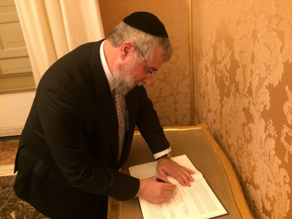 Chief Rabbi Goldschmidt signing the declaration.