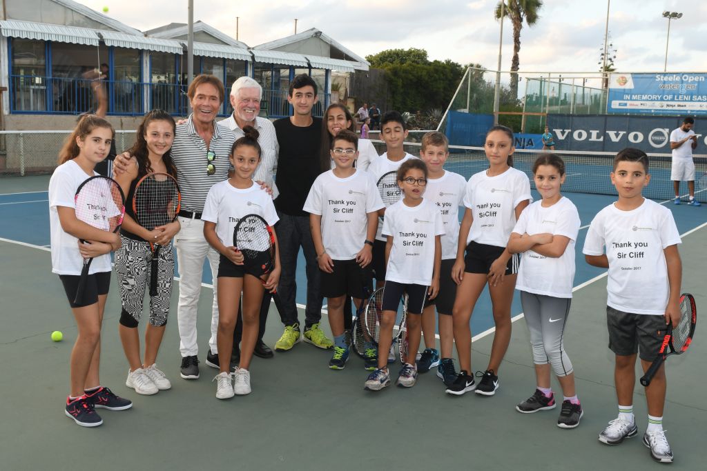 Sir Cliff (third from left) poses with Jewish and Arab Israeli kids in Herzliya 
