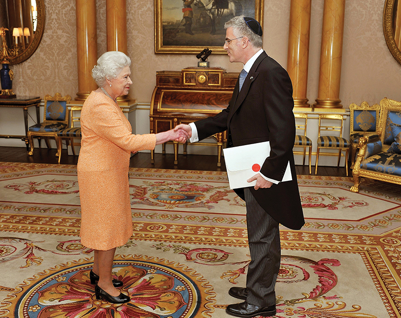 Daniel Taub presenting his credentials to her Majesty the Queen