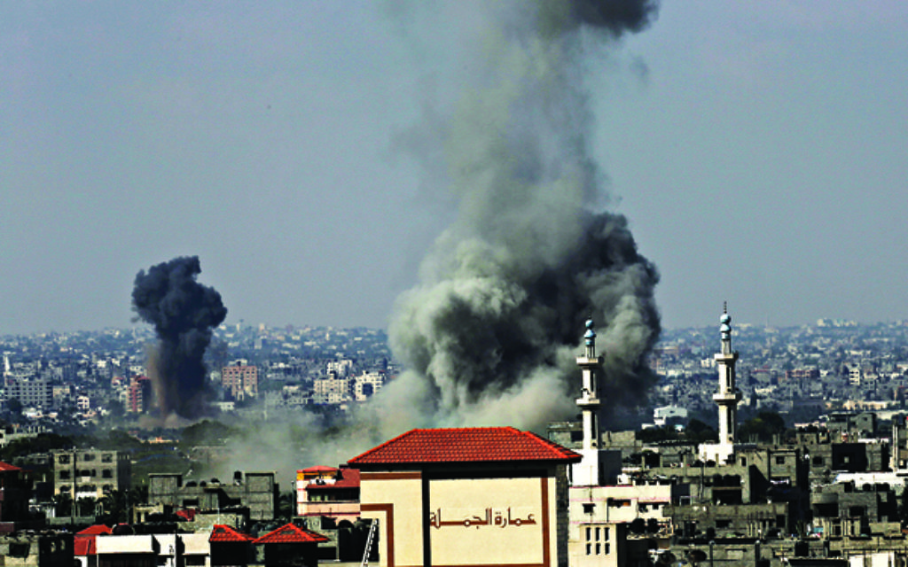 Smoke rises after Israeli missile strikes hit the northern Gaza Strip (2014))