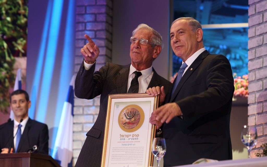 Chaim Topol receives his civilian honour from Netanyahu.