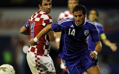 Israel's Tomer Hemed, right, is challenged by Croatia's Darijo Srna during their Euro 2012 group F qualifying match at Maksimir stadium in Zagreb, Croatia, Tuesday, Sept. 6, 2011. (AP Photo/Darko Bandic)