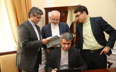 Iranian Foreign Minister Mohammad Javad Zarif (C) reviews the nuclear negotiation documents at the the Coburg Palace Hotel in Vienna, Austria. (July 2015)