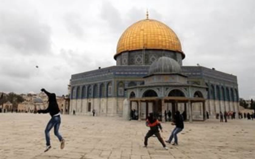 Stone throwers on Temple Mount (2015)