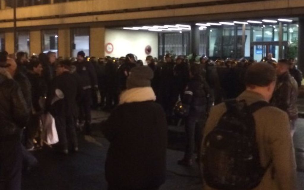 Angry protesters at the AFP building in France.
(Image: David Perrotin on twitter)