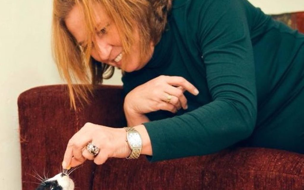 Tzipi Livni posted a picture on her Facebook page of her playing with a black and white cat. "No way will I get a foreign passport for little one," she wrote.