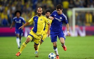 Maccabi Tel Aviv's Gal Alberman and Chelsea's Oscar battle for the ball