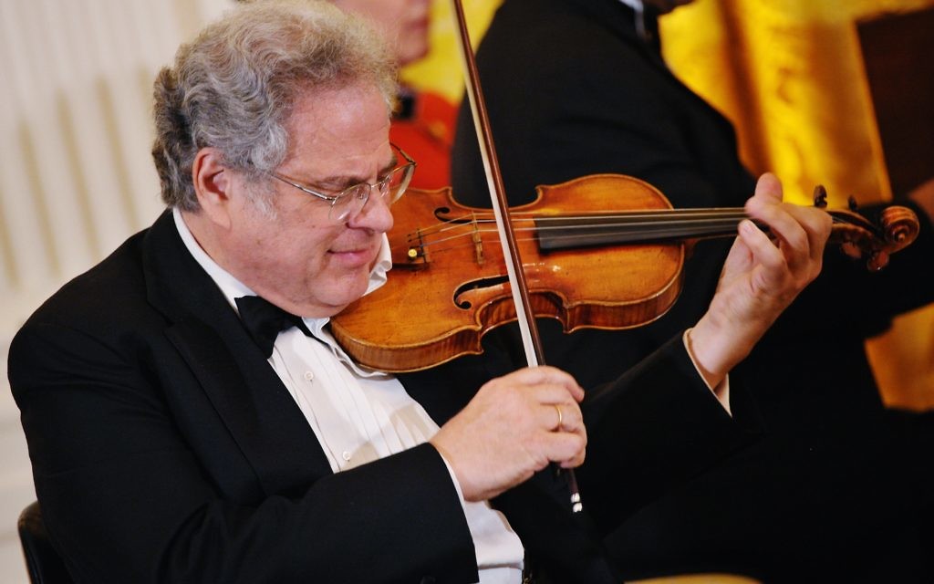 Violinist Itzhak Perlman performs at a dinner honouring Israeli President Shimon Peres June 13, 2012 in the East Room of the White House in Washington, DC. AFP PHOTO/Mandel NGAN        (Photo credit should read MANDEL NGAN/AFP/GettyImages)