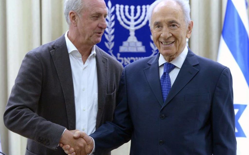 Johan Cruyff (left) with Shimon Peres (right) (Source: Shimon Peres' Facebook page)