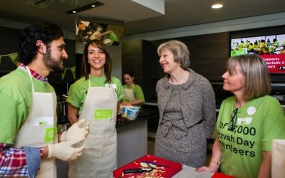 Theresa May Cooking with Mitzvah Day founder Laura Marks (right) and Daniela Pears (left) (Yakir Zur)