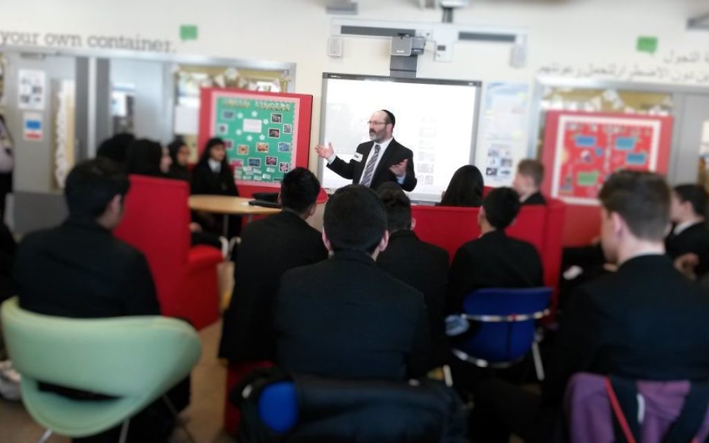 Rabbi Jason Kleiman speaking to year 9