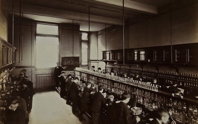 Chemistry Laboratory, 1908 (credit - Jewish Museum London)