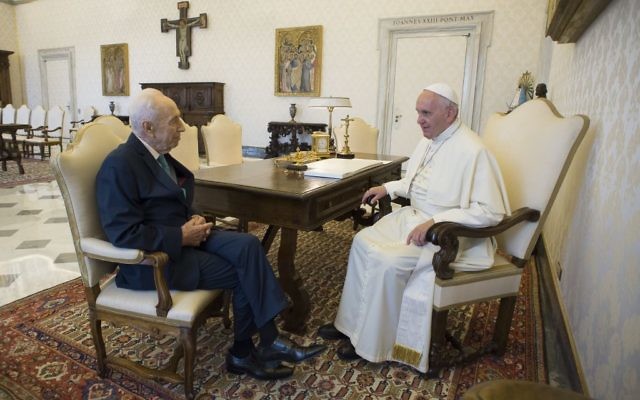 Israel's ex-president Shimon Peres discussing their shared vision of peace in the Vatican 

(Photo credit: L'osservatore Romano/Israel Sun 20-06-2016)