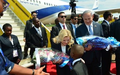 Sara Netanyahu receives flowers from local schoolchildren upon arriving in Uganda   ( JINI Photo Agency, LTD)