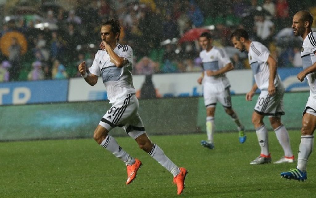 Benayoun celebrates his late equaliser
