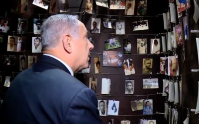 Benjamin Netanyahu viewing picture of child victims of the Rwandan genocide