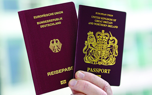 A British (R) and a German passport, in Berlin. (Photo: Britta Pedersen/dpa)