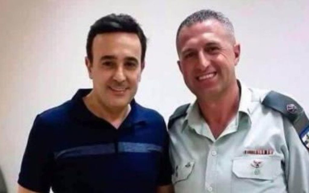 Tunisian singer Saber Rebai with the Israeli-Arab officer