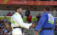 Or Sasson offers his hand, but is shunned by his Egyptian opponent Or Sasson offers his hand, but is shunned by his Egyptian opponent