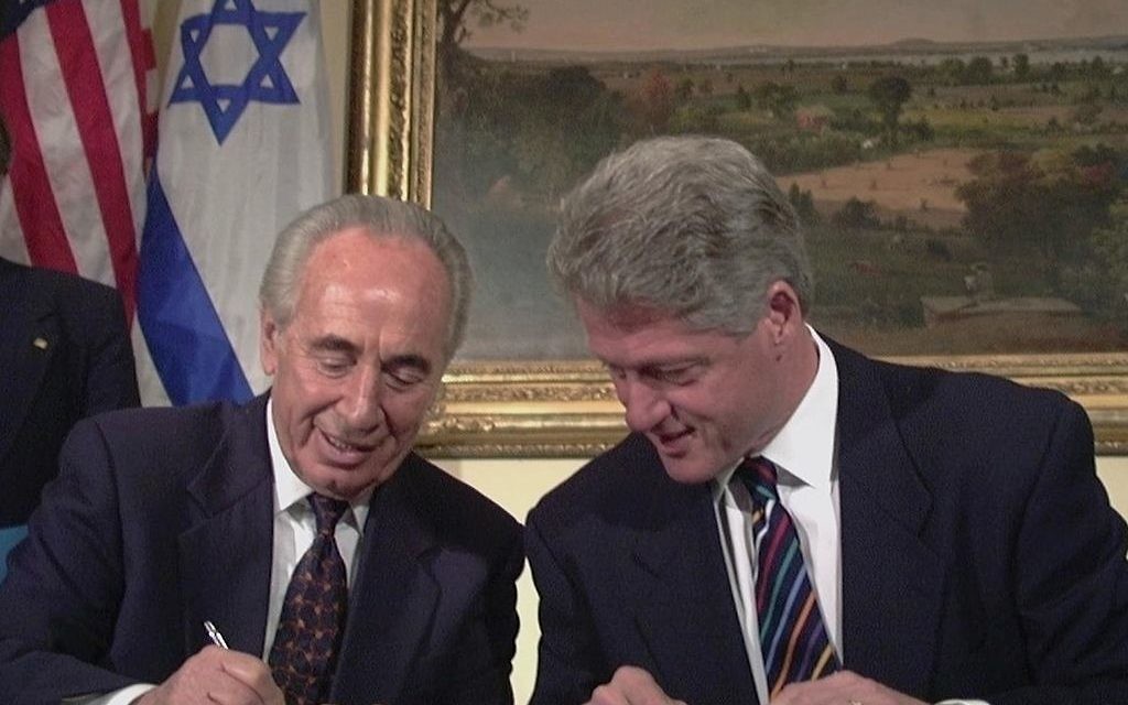 Shimon Peres with U.S. President Bill Clinton at the White House, April 1996.
