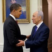 US president Barack Obama welcomes Shimon Peres in the Oval Office