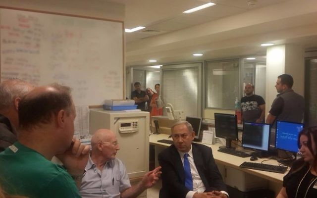 Benjamin Netanyahu discussing with his advisors