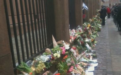 Flowers in front of the Copenhagen Syngagoue following the attack