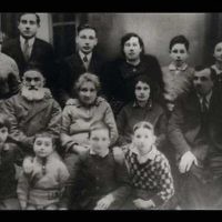 Shimon Peres (standing, third from right) with his family, ca. 1930
