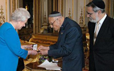 Sir Sigmund Sternberg meeting the Queen, with former chief rabbi Lord Sacks