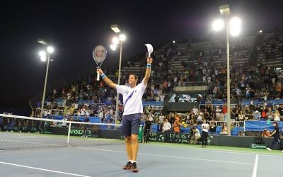 Jonathan Erlich celebrates his doubles win