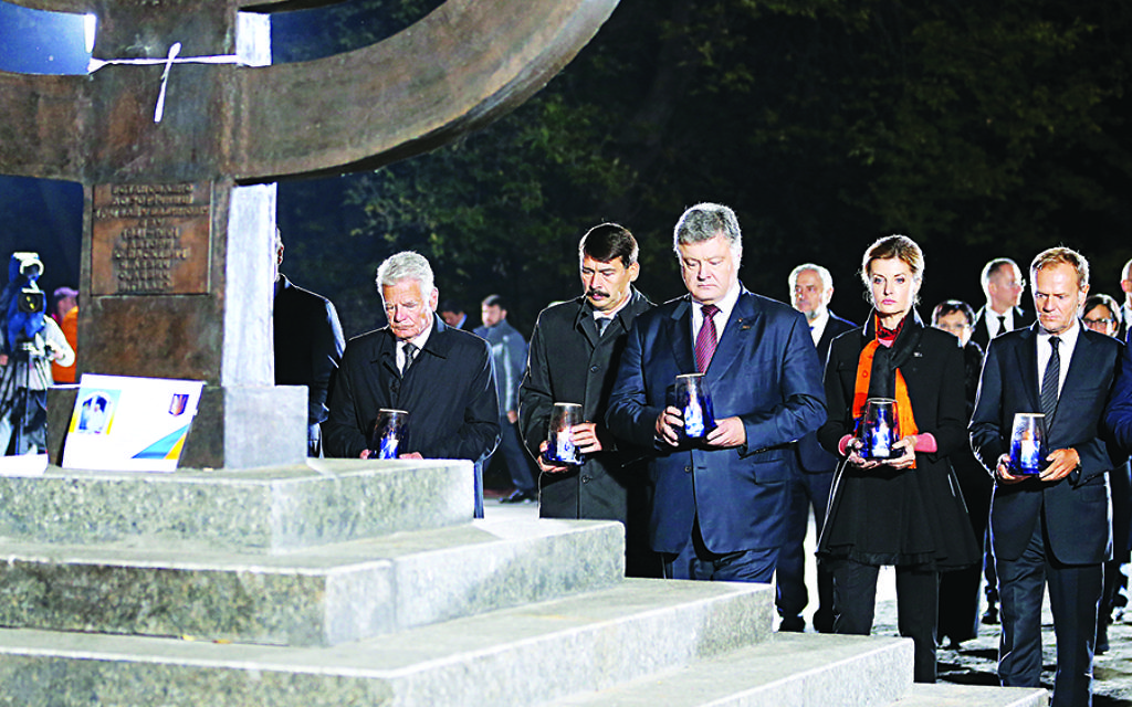 German President Joachim Gauck (L) takes part in a memorial event commemorating the 75th anniversary of the German mass murder of Kiev's Jews in 1941