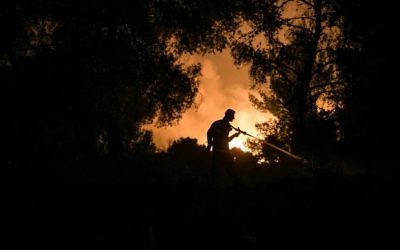 Israeli firefighters try to extinguish a fire in Nataf near Jerusalem, Israel, 25 November 2016. A string of wildfires raged on in areas of central and northern Israel on 25 November forcing hundreds more people to evacuate their homes, Israeli police said. photo by: JINIPIX