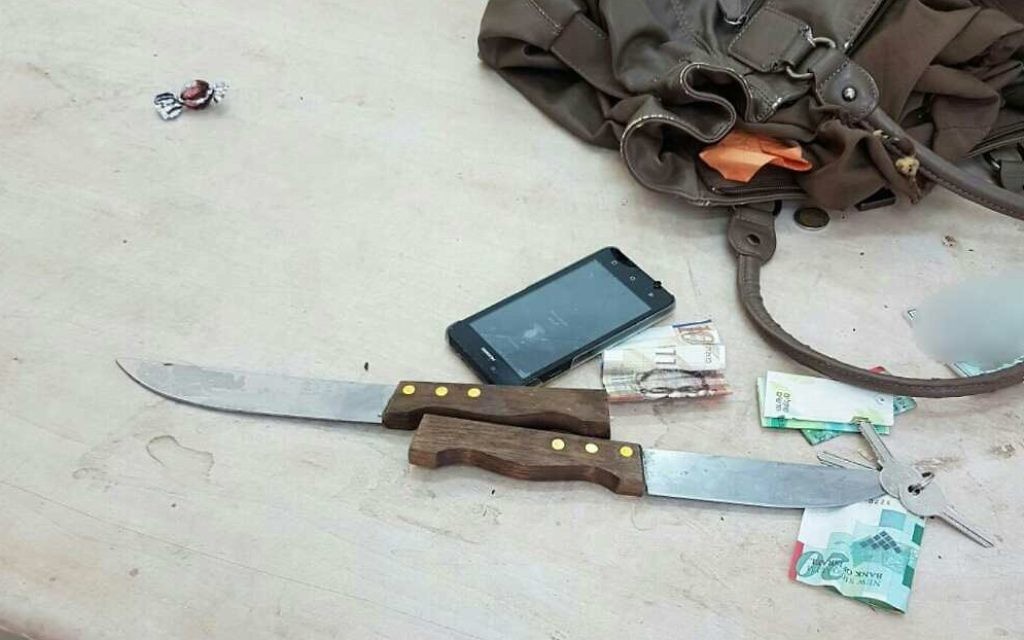 Superintendent Micky Rosenfeld, Israel Police Foreign Press Spokesman posted the picture of the knife online.