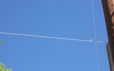 An example of an eruv string attached to a pylon
