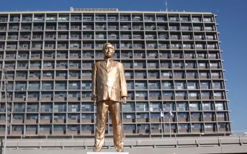 Screenshot of the golden Bibi statue in Tel Aviv, from a Haaretz video