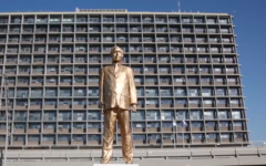 Screenshot of the golden Bibi statue in Tel Aviv, from a Haaretz video