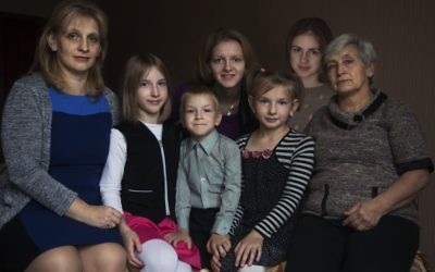 Svetlana Voyevodkina,  (left) with her family, Alexandra (10), Timur (5), Anastasia (18), Sonja (7), Lisa (14)  and Galina (grandmother, Belarus - World Jewish Relief